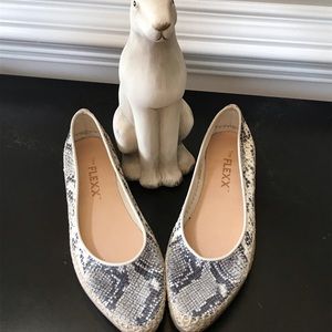 FABULOUS gray and white snakeskin colored flats!